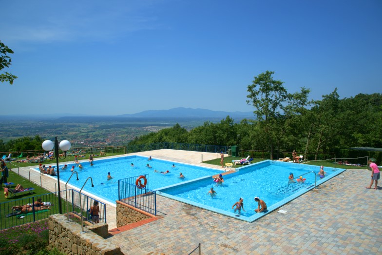 Zwembad met uitzicht over de Toscaanse heuvels op camping Barco Reale