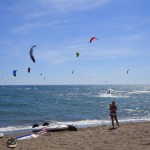 Kitesurfen op strand in de omgeving van Camping Capalbio