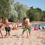 Dordogne Lac du Causse spelende kinderen bij strand