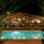 Le Col Vert zwembad en restaurant by night