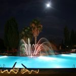 Vilanova Park zwembad by night