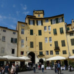 Op Piazza dell'Anfiteatro in Lucca