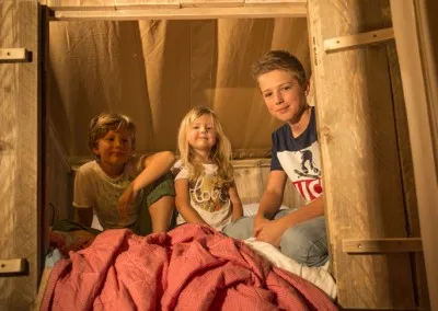 De bedstee in safaritent van Glamping4all geeft slaapplaats voor 2 kinderen