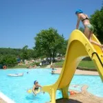 Zwembad met kinderglijbaan bij Camping Barco Reale