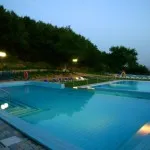 Zwembad met uitzicht over de Toscaanse heuvels op camping Barco Reale