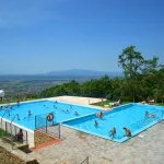 Het oude zwembad met uitzicht over de Toscaanse heuvels op camping Barco Reale