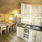 Camping Le Plein Air des Chenes de safaritent met keuken en woonkamer