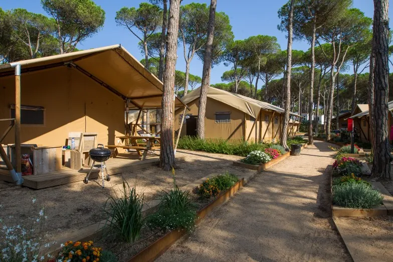 Overzicht van de safaritenten op camping Cypsela Resort te Spanje