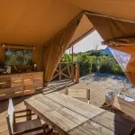 Safarizelt Wohnzimmer mit Esstisch und Klimaanlage