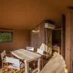 Safaritent 5 persoons woonkamer met eettafel en airco