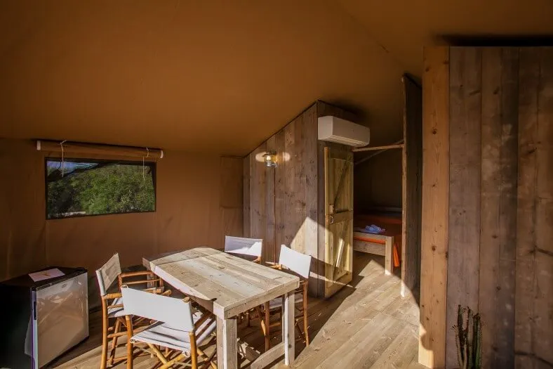 Safarizelt Wohnzimmer mit Esstisch