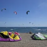 Kitesurfen op strand in de omgeving van Camping Capalbio