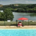Dordogne Lac du Causse zwembad op camping met uitzicht op meer