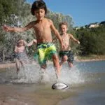 Lac du Causse spielende Kinder am Strand