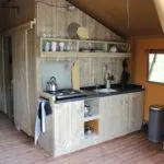 keuken in de safaritent voor 5 personen Lac du Causse