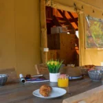 Punta Mila - Glamping4all - grote eettafel op terras safaritent met verdieping voor 5 personen
