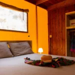 Punta Mila - Glamping4all - slaapkamer met tweepersoonsbed in de safaritent Lodge Montgri 5 personen