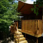 Camping Slamni zijkant Safari Lodge