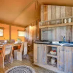 Safaritent woonkamer en keuken Les Franquettes