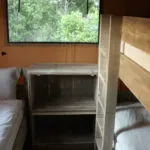Kinderschlafzimmer mit Einzelbett und Stockbett
