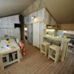 Luxury lodge tent eetkamer, slaapkamer en entree badkamer