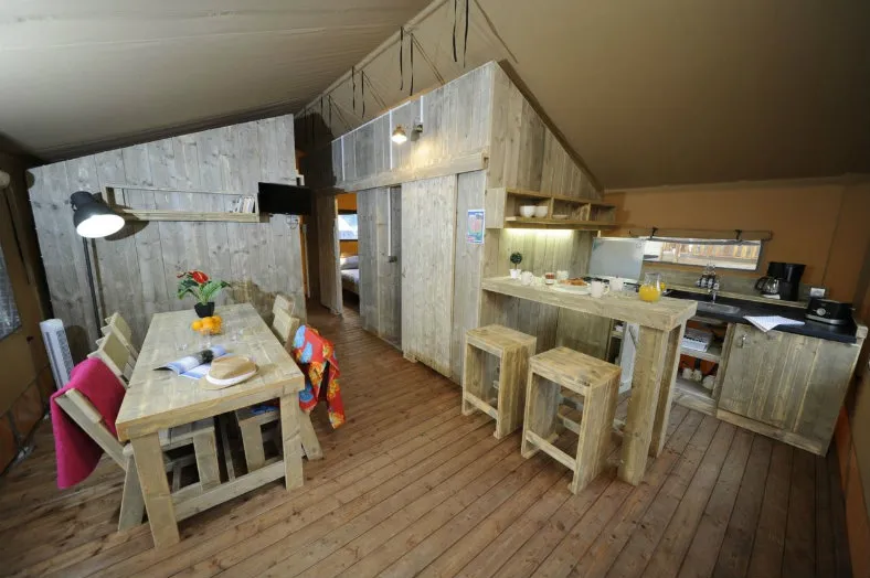 Soustons Village Wohnzimmer mit Esstisch und Küche