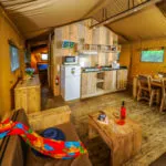 Ecoluxe Lodge camping Le Vieux Port 5p zithoek en tafel