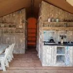 Interieur Safari tent met houten meubelen