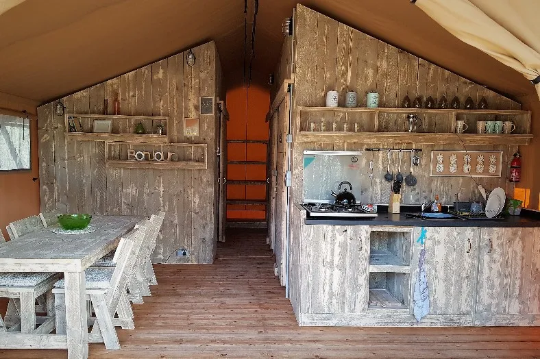 Interieur Safari tent met houten meubelen