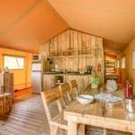 Les Alicourts Safaritent woonkamer en keuken