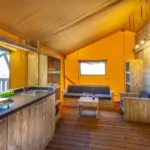 Tenuta Regina Lodge Zelt Küche und Wohnzimmer