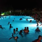 malibu beach zwembad by night