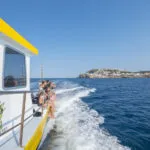 Punta Milà met de boot om te duiken