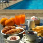 Ontbijt bij zwembad Delle Rose