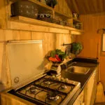 Keuken van safaritent op Coucouzac