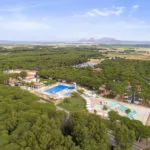Luchtfoto Cypsela Resort camping in Spanje