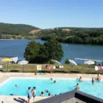 Lac du Causse Schwimmbad mit Aussicht auf See