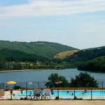 Lac du Causse Schwimmbad mit Aussicht auf See