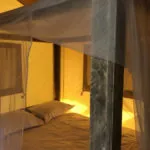 Village Flottant de Pressac: twee persoons slaapkamer met hemelbed
