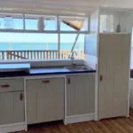 Villa Alwin Beach Resort -keuken met zeezicht