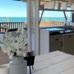 Villa Alwin Beach Resort terras en keuken met zeezicht