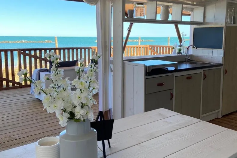 Villa Alwin Beach Resort terras en keuken met zeezicht