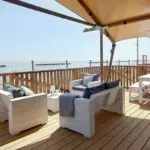 Villa Alwin Beach Resort terras met zeezicht