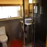 Badkamer met douche wc wastafel