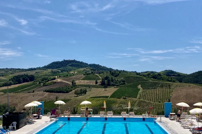 Per Amore del Vino zwembad met uitzicht op heuvels