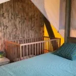 Glamping Sainte Suzanne slaapkamer met kinderbedje
