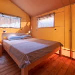 Sea Glamping slaapkamer met tweepersoonsbed en kledingkast