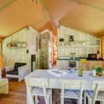 Les Alicourts eetkamer woonkamer keuken 7p safaritent