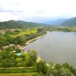 Al lago di lago luchtfoto van de camping