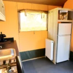 Betuwestrand keuken en koelkast in safaritent